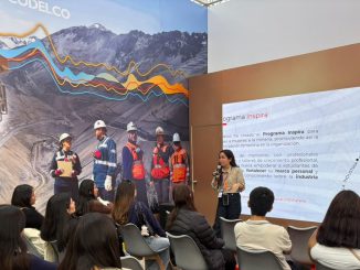 Participantes y expertos en EXPONOR 2026 discutiendo sobre talento humano y liderazgo femenino en la minería.