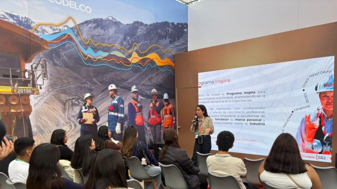 Participantes y expertos en EXPONOR 2026 discutiendo sobre talento humano y liderazgo femenino en la minería.