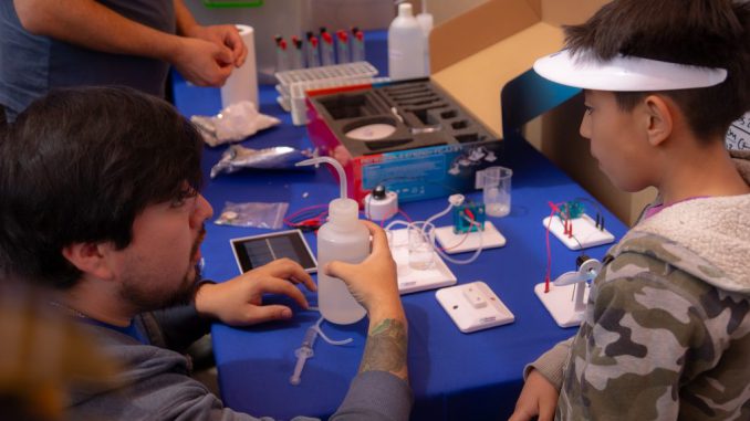 Stand interactivo de robótica y tecnología en el Festival de Ciencia y Tecnología de Antofagasta
