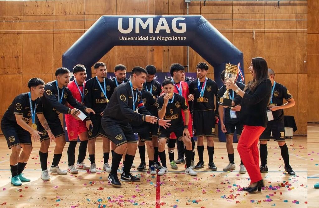FUTSAL UA SE CONSAGRÓ BICAMPEÓN NACIONAL UNIVERSITARIO TRAS VENCER A LA UNIVERSIDAD DE MAGALLANES Equipo de futsal de la Universidad de Antofagasta celebrando el campeonato nacional universitario en Punta Arenas