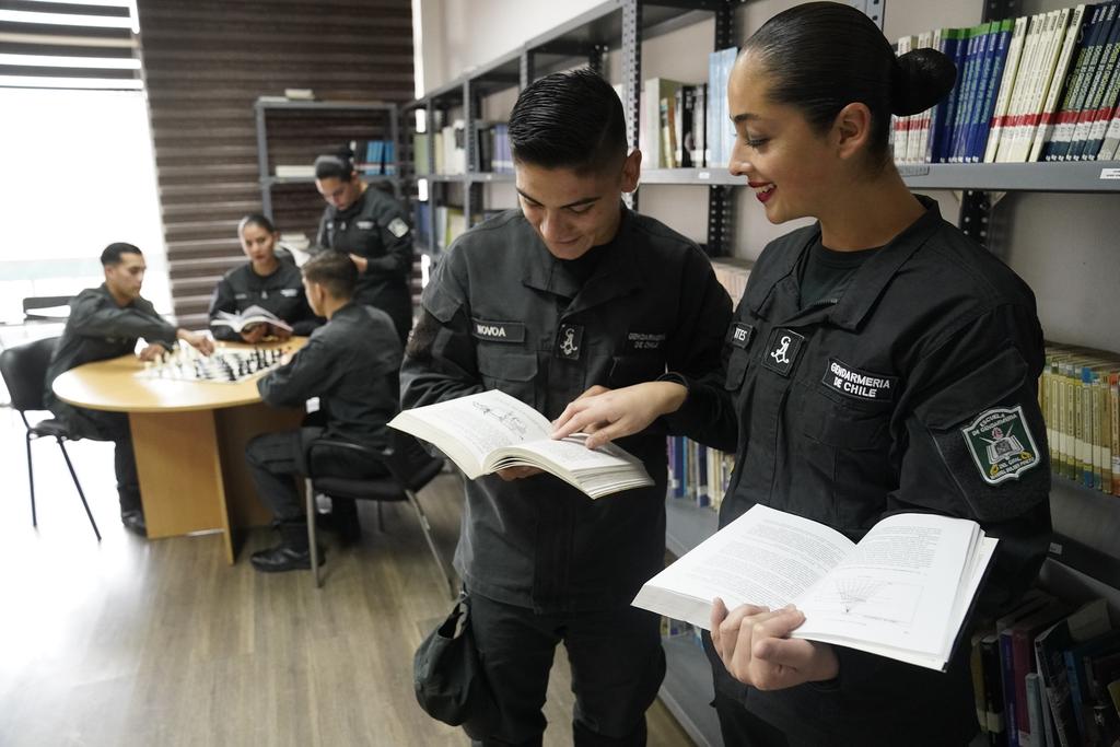 GENDARMERÍA DE CHILE ABRE POSTULACIONES PARA OFICIALES Y GENDARMES CON NUEVOS PLANES DE ESTUDIO Postulaciones abiertas para la Escuela de Gendarmería de Chile con nuevas carreras técnicas y profesionales