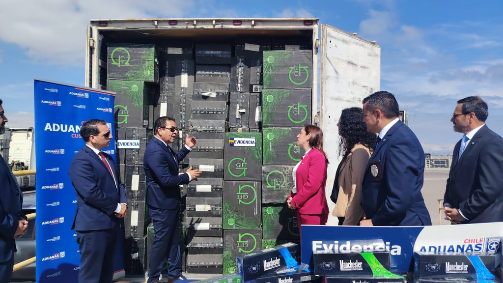 GOLPE MILLONARIO AL CONTRABANDO: PDI INCAUTA CASI $4 MIL MILLONES EN CIGARRILLOS Y CAMIONES Incautación de camiones y cargamento millonario de cigarrillos de contrabando por la PDI