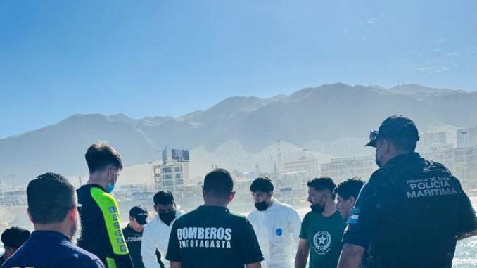 Operativo de rescate de restos humanos en el rompeolas de playa Trocadero en Antofagasta