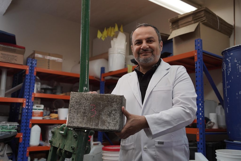 Investigador de la UA analizando alternativas para la gestión de cenizas termoeléctricas en Tocopilla tras recientes lluvias.