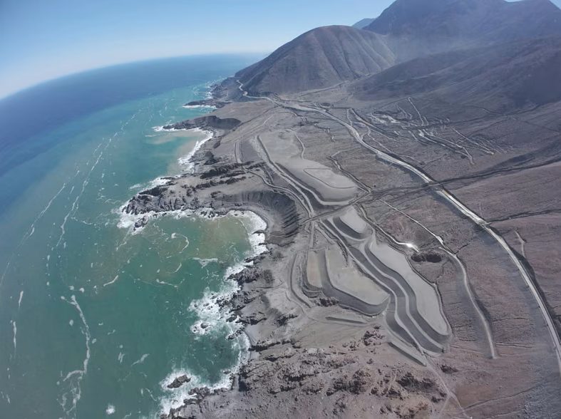 Investigador de la UA analizando alternativas para la gestión de cenizas termoeléctricas en Tocopilla tras recientes lluvias.
