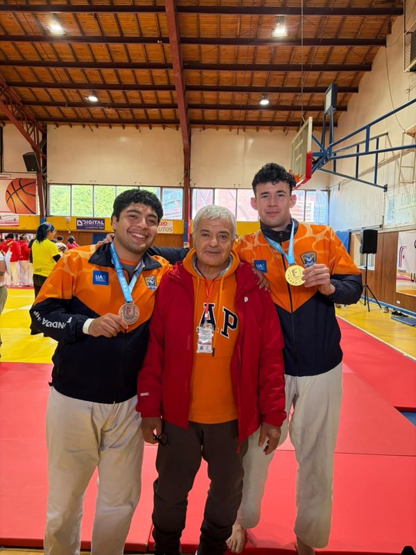 JUDOCAS DE LA UNIVERSIDAD DE ANTOFAGASTA OBTIENEN ORO Y BRONCE EN EL NACIONAL UNIVERSITARIO Equipo de judo de la Universidad de Antofagasta celebrando sus medallas en el campeonato nacional universitario.