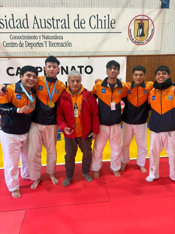 JUDOCAS DE LA UNIVERSIDAD DE ANTOFAGASTA OBTIENEN ORO Y BRONCE EN EL NACIONAL UNIVERSITARIO Equipo de judo de la Universidad de Antofagasta celebrando sus medallas en el campeonato nacional universitario.