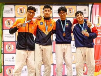 Equipo de judo de la Universidad de Antofagasta celebrando sus medallas en el campeonato nacional universitario.