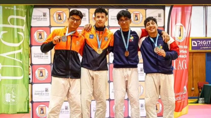 Equipo de judo de la Universidad de Antofagasta celebrando sus medallas en el campeonato nacional universitario.