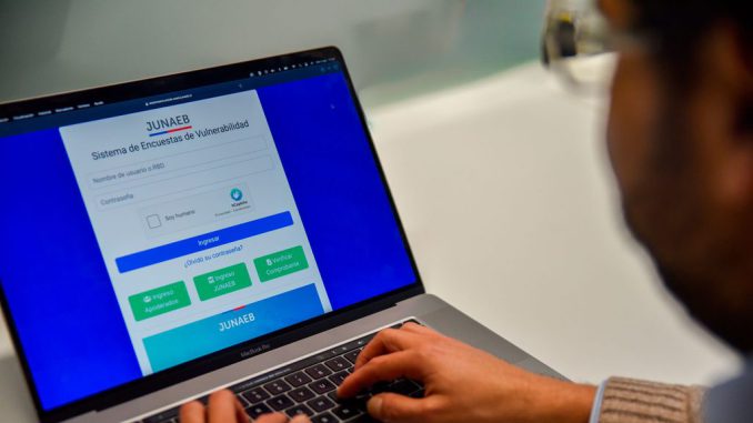 Apoderados completando la Encuesta de Vulnerabilidad Junaeb en un computador