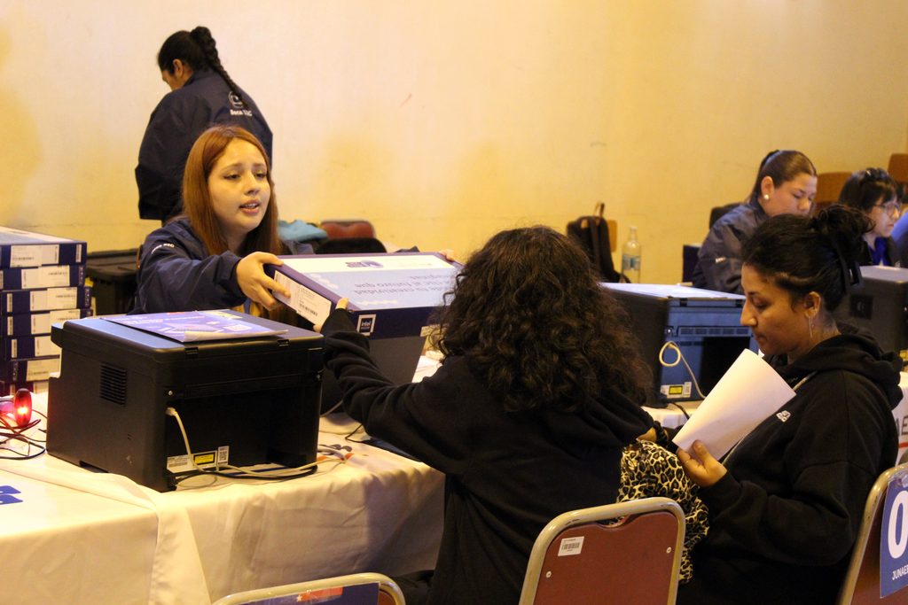 JUNAEB FINALIZA CON ÉXITO LA ENTREGA DE COMPUTADORES DE LA BECA TIC EN LA REGIÓN DE ANTOFAGASTA Estudiantes recibiendo computadores de la Beca TIC de Junaeb en la Región de Antofagasta