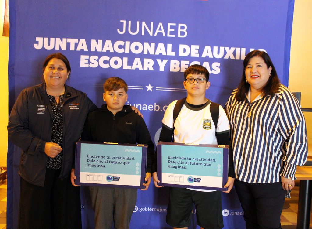 JUNAEB FINALIZA CON ÉXITO LA ENTREGA DE COMPUTADORES DE LA BECA TIC EN LA REGIÓN DE ANTOFAGASTA Estudiantes recibiendo computadores de la Beca TIC de Junaeb en la Región de Antofagasta