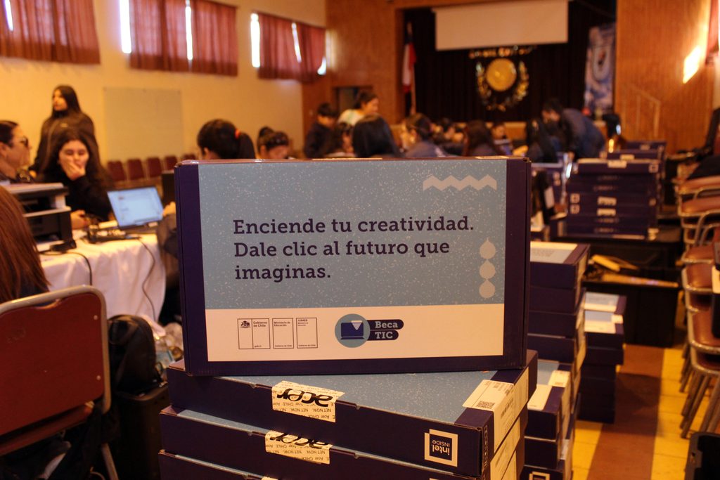 JUNAEB FINALIZA CON ÉXITO LA ENTREGA DE COMPUTADORES DE LA BECA TIC EN LA REGIÓN DE ANTOFAGASTA Estudiantes recibiendo computadores de la Beca TIC de Junaeb en la Región de Antofagasta