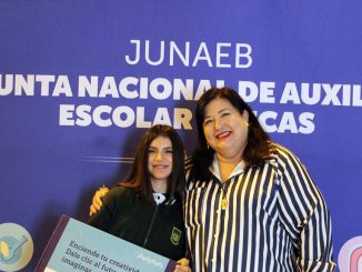 Estudiantes recibiendo computadores de la Beca TIC de Junaeb en la Región de Antofagasta