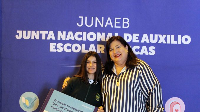 Estudiantes recibiendo computadores de la Beca TIC de Junaeb en la Región de Antofagasta
