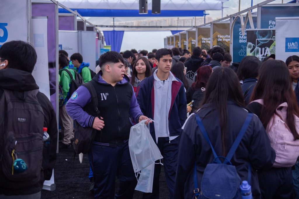 Estudiantes participando en la feria vocacional ExpoUA en el Campus Coloso de la Universidad de Antofagasta.