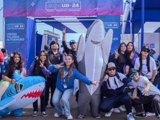 Estudiantes participando en la feria vocacional ExpoUA en el Campus Coloso de la Universidad de Antofagasta.