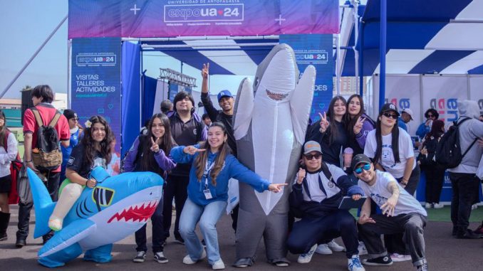 Estudiantes participando en la feria vocacional ExpoUA en el Campus Coloso de la Universidad de Antofagasta.