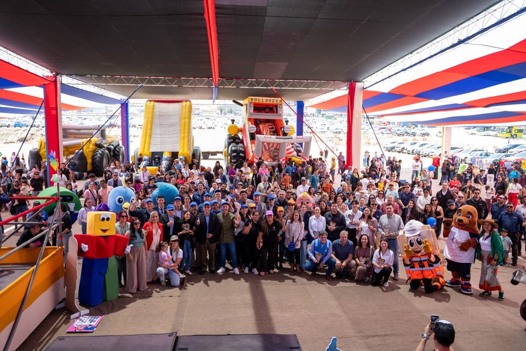 Familias disfrutando de actividades recreativas y educativas en el evento Los Niños son Nuestro Norte 2026 en Antofagasta