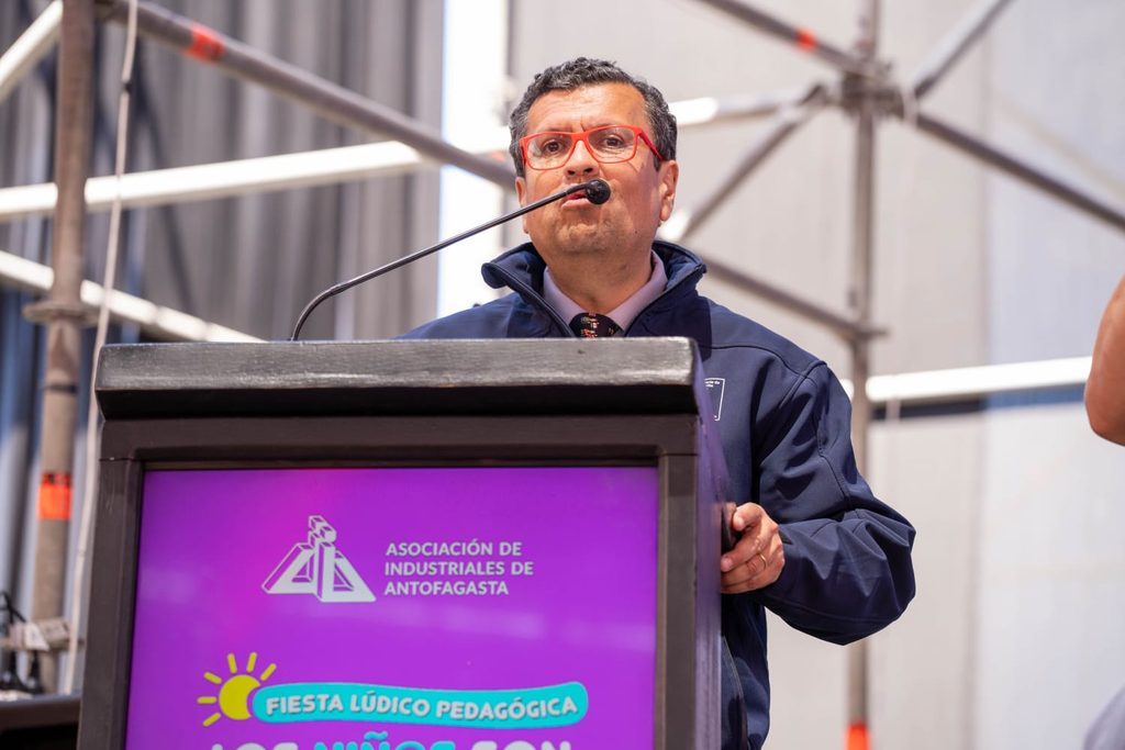 Familias disfrutando de actividades recreativas y educativas en el evento Los Niños son Nuestro Norte 2026 en Antofagasta