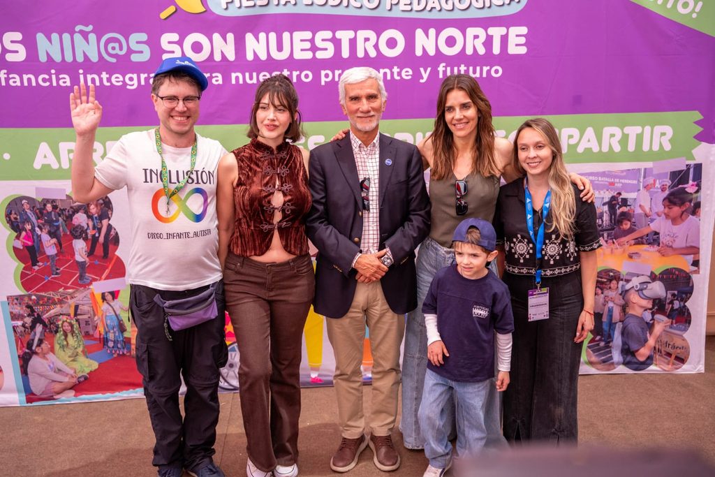 Familias disfrutando de actividades recreativas y educativas en el evento Los Niños son Nuestro Norte 2026 en Antofagasta