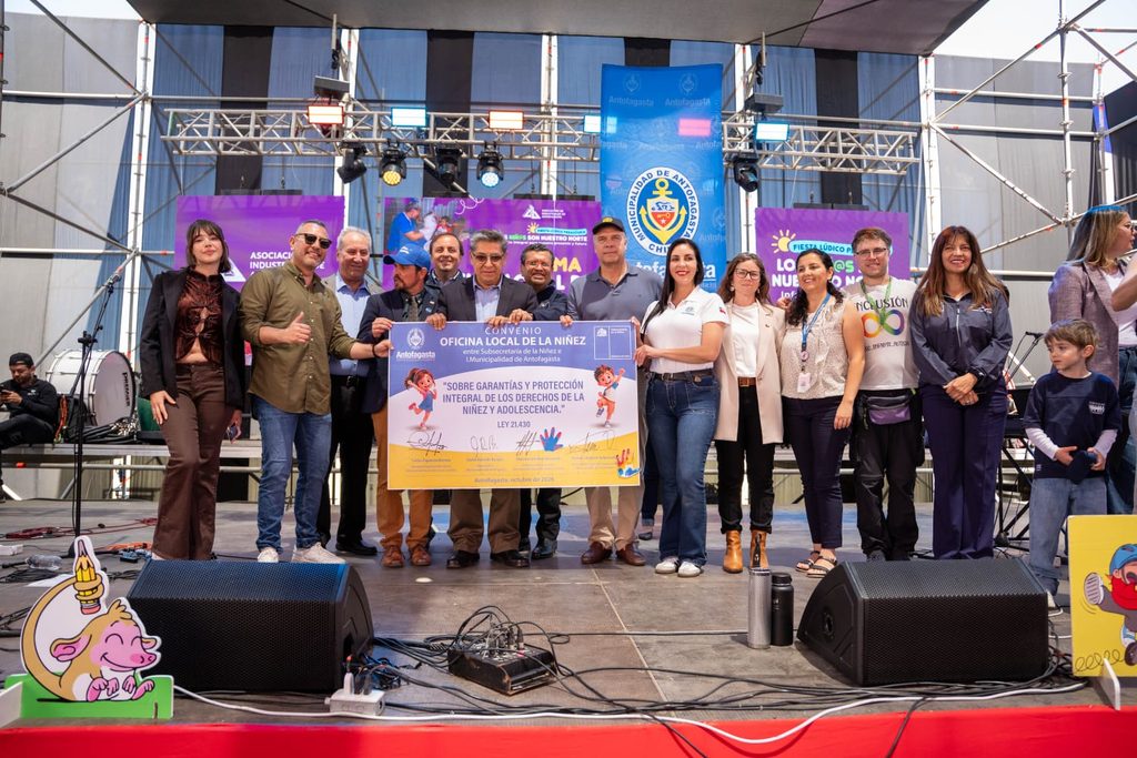 Familias disfrutando de actividades recreativas y educativas en el evento Los Niños son Nuestro Norte 2026 en Antofagasta