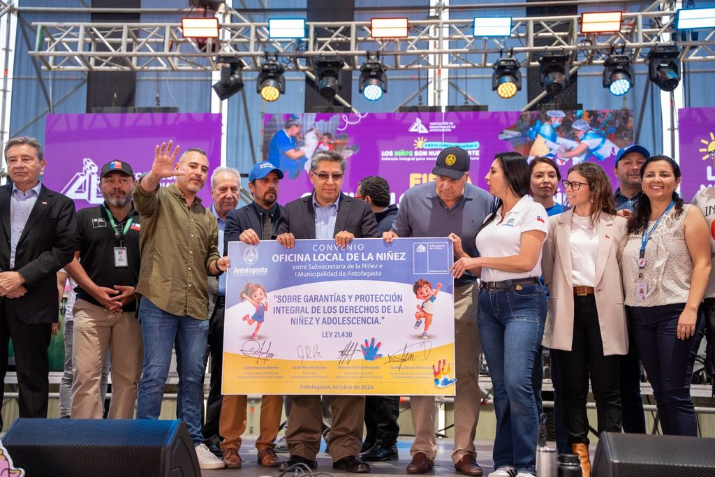 Familias disfrutando de actividades recreativas y educativas en el evento Los Niños son Nuestro Norte 2026 en Antofagasta