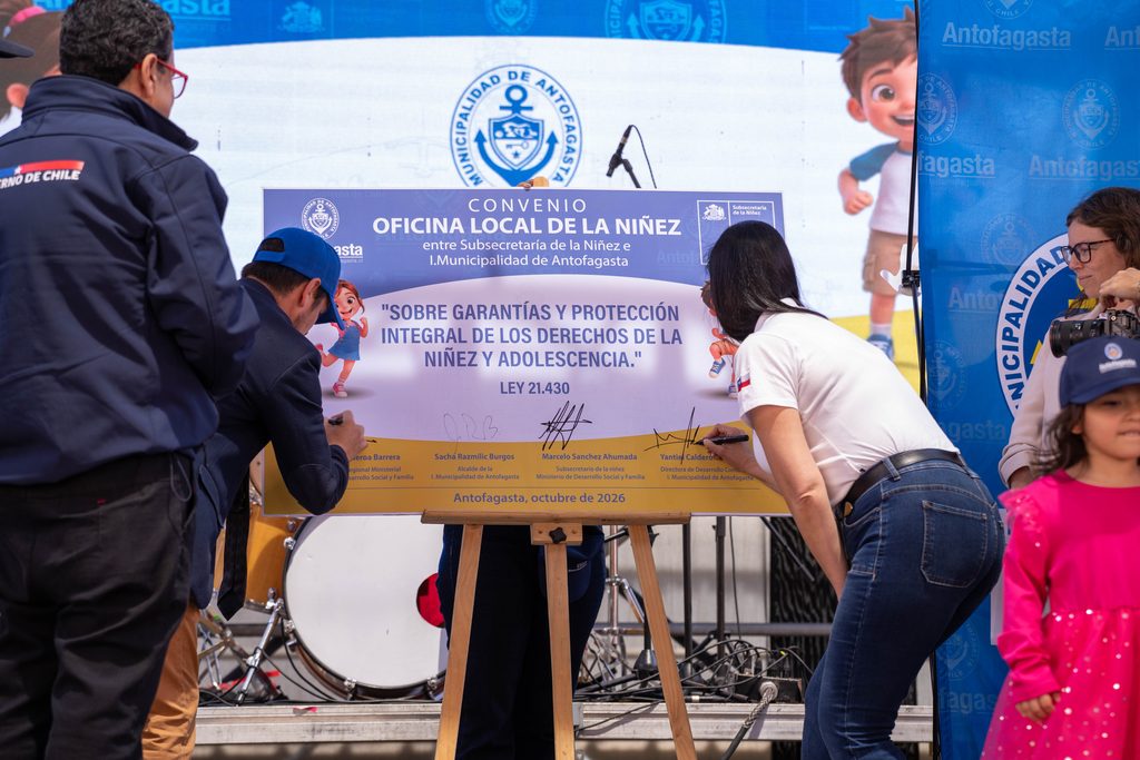 Familias disfrutando de actividades recreativas y educativas en el evento Los Niños son Nuestro Norte 2026 en Antofagasta