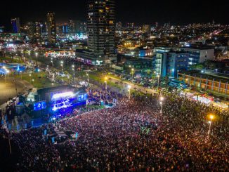 Multitud de personas disfrutando del show musical de la Gira Teletón 2026 en Playa Brava, Iquique