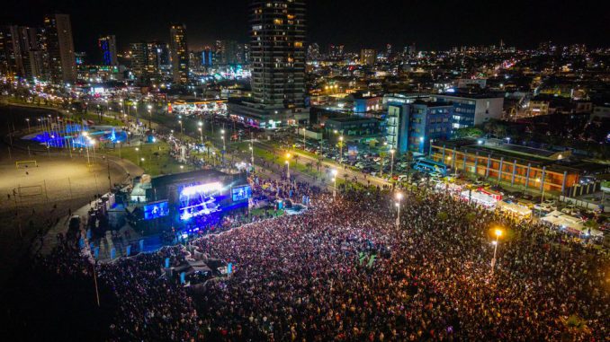 Multitud de personas disfrutando del show musical de la Gira Teletón 2026 en Playa Brava, Iquique
