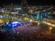 Multitud de personas disfrutando del show musical de la Gira Teletón 2026 en Playa Brava, Iquique