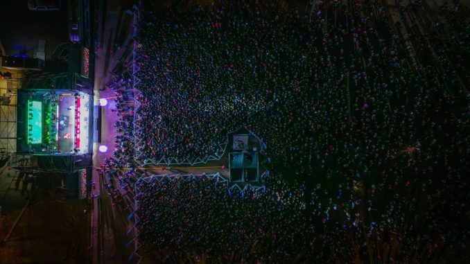 Multitud de asistentes disfrutando del show de la Gira Teletón 2026 en Calama