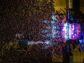 Multitud de personas disfrutando de un espectáculo gratuito al aire libre durante la Gira Teletón en Antofagasta