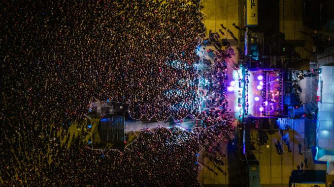 Multitud de personas disfrutando de un espectáculo gratuito al aire libre durante la Gira Teletón en Antofagasta