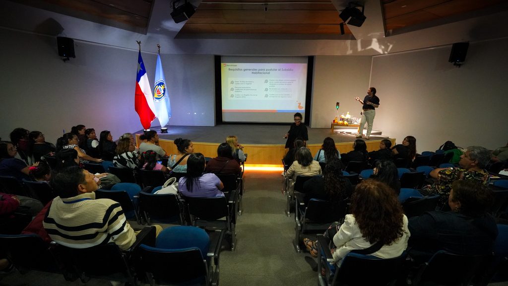 MUNICIPALIDAD IMPULSA ALIANZA CON BANCOESTADO PARA FACILITAR EL ACCESO A LA VIVIENDA PROPIA EN ANTOFAGASTA Vecinos de Antofagasta participando en la capacitación de la academia de acceso a la vivienda 360