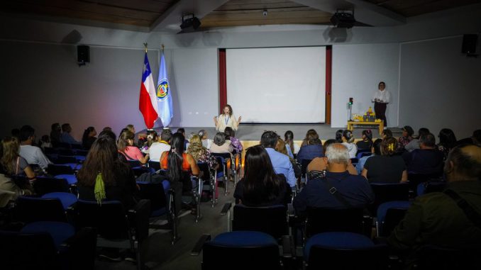 Vecinos de Antofagasta participando en la capacitación de la academia de acceso a la vivienda 360