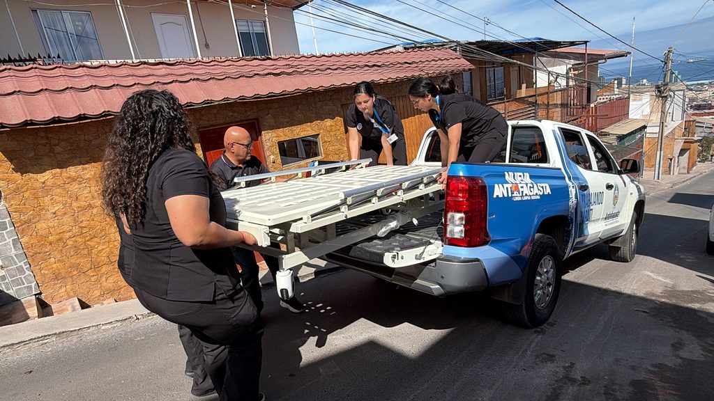 MUNICIPIO DE ANTOFAGASTA FORTALECE EL APOYO A CUIDADORES DE PERSONAS POSTRADAS CON AYUDAS TÉCNICAS Entrega de ayudas tecnicas como catres clinicos y gruas para cuidadores de personas postradas en Antofagasta