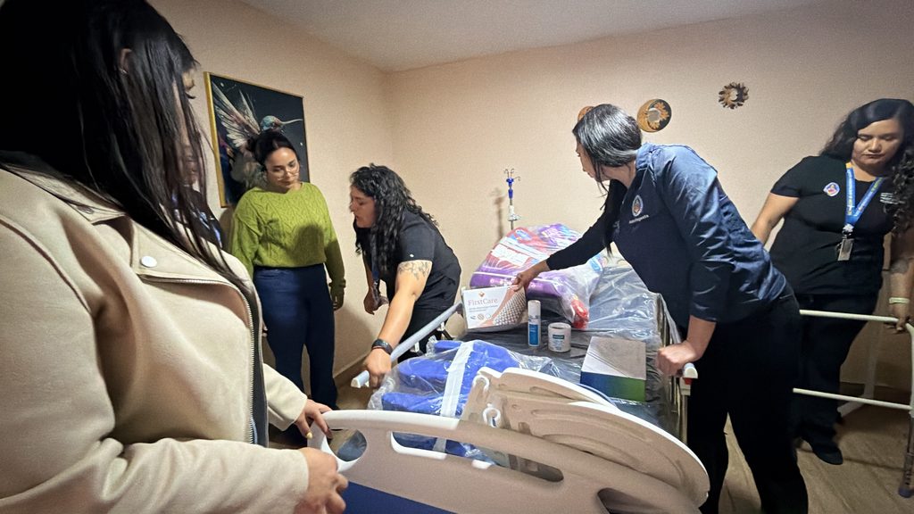 MUNICIPIO DE ANTOFAGASTA FORTALECE EL APOYO A CUIDADORES DE PERSONAS POSTRADAS CON AYUDAS TÉCNICAS Entrega de ayudas tecnicas como catres clinicos y gruas para cuidadores de personas postradas en Antofagasta