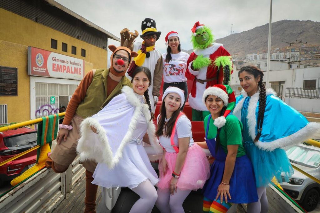 Familias realizando trámite en el municipio de Antofagasta para los regalos de Navidad