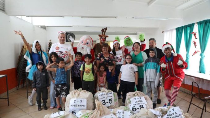 Familias realizando trámite en el municipio de Antofagasta para los regalos de Navidad