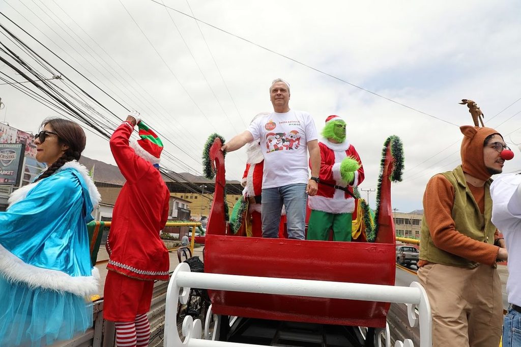 Familias realizando trámite en el municipio de Antofagasta para los regalos de Navidad