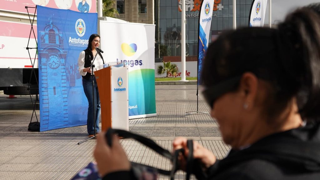Unidad móvil realizando mamografías gratuitas en Antofagasta gracias a convenio municipal y Lipigas