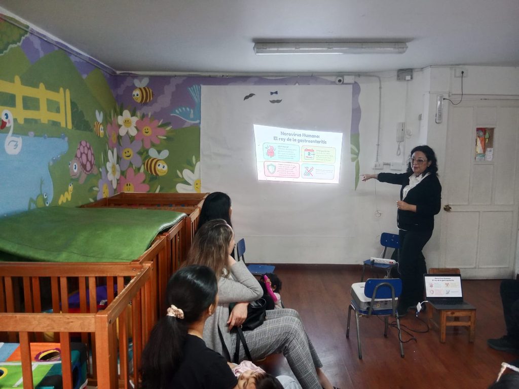 NOROVIRUS: INÉDITA ALIANZA ENTRE LA UA Y FAMILIAS PARA CREAR ESCUDO SANITARIO INFANTIL EN ANTOFAGASTA Científica de la Universidad de Antofagasta realizando charla educativa sobre norovirus a padres y apoderados