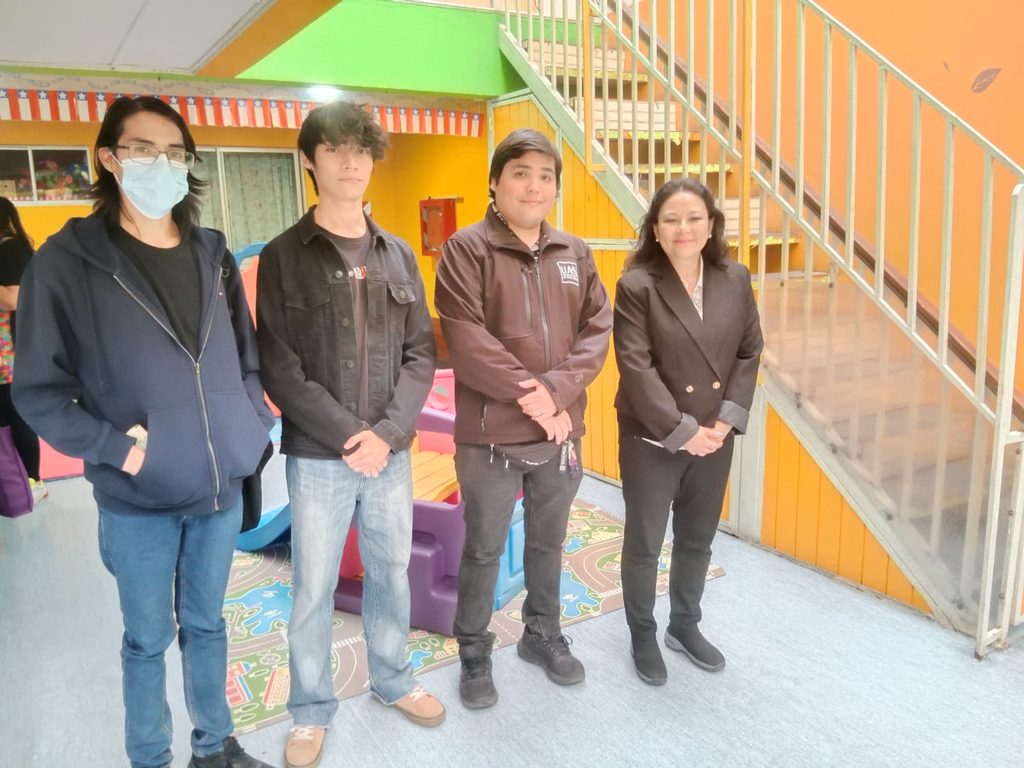 NOROVIRUS: INÉDITA ALIANZA ENTRE LA UA Y FAMILIAS PARA CREAR ESCUDO SANITARIO INFANTIL EN ANTOFAGASTA Científica de la Universidad de Antofagasta realizando charla educativa sobre norovirus a padres y apoderados