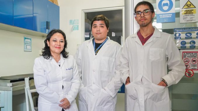 Científica de la Universidad de Antofagasta realizando charla educativa sobre norovirus a padres y apoderados