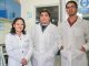Científica de la Universidad de Antofagasta realizando charla educativa sobre norovirus a padres y apoderados