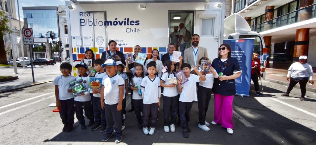 Nuevo Bibliomóvil equipado para recorrer caletas y barrios de la Región de Antofagasta
