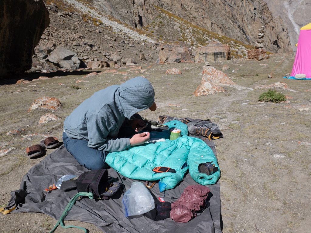 PATAGONIA INVITA A REPARAR GRATIS EN TODAS SUS TIENDAS EN VEZ DE FOMENTAR EL SOBRECONSUMO Persona reparando una prenda de ropa en una tienda de Patagonia durante una jornada gratuita