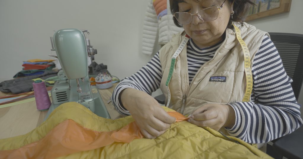 PATAGONIA INVITA A REPARAR GRATIS EN TODAS SUS TIENDAS EN VEZ DE FOMENTAR EL SOBRECONSUMO Persona reparando una prenda de ropa en una tienda de Patagonia durante una jornada gratuita