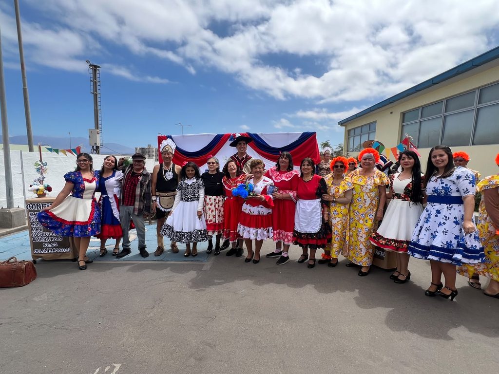 PERSONAS MAYORES DE ANTOFAGASTA Y MEJILLONES CELEBRAN JUNTAS SU MES CON ACTIVIDADES RECREATIVAS Y CULTURALES Personas mayores de Antofagasta y Mejillones compartiendo bailes y actividades recreativas en su mes